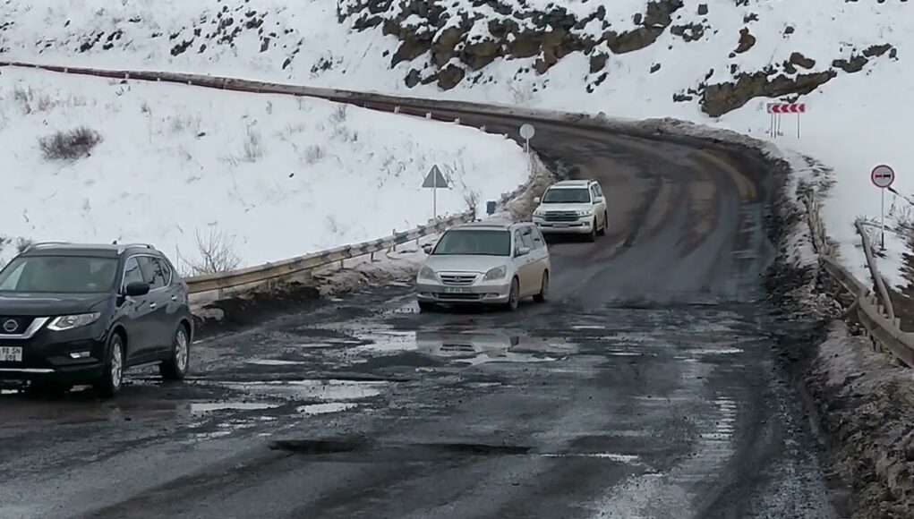 Սիսիանի մոտ Մ-2 պետական ավտոմայրուղու այս հատվածը միշտ քանդված է